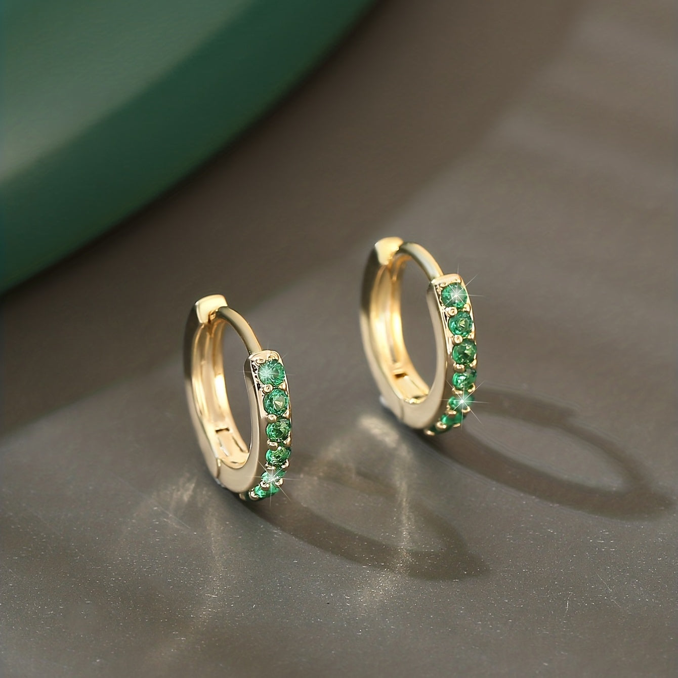 Elegante Ohrringe mit Zirkonen