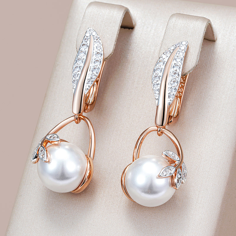 Elegante goldene Ohrringe mit Perlenintarsien
