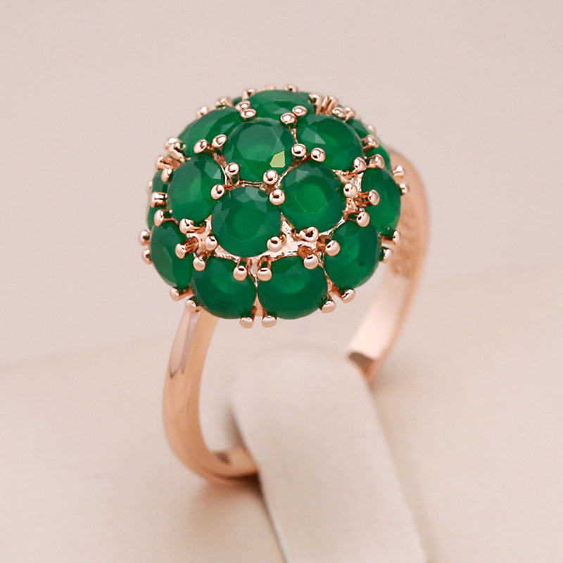 Eleganter Ring mit grünem Kristall in Gold